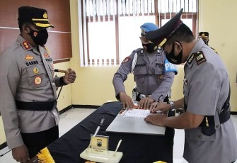 Kapolres Pekalongan, Polda Jawa Tengah AKBP Darno, S.H., S.I.K pagi tadi memimpin upacara Serah Terima Jabatan (Sertijab) Kabag Ops, Kabag Sumda, Kabag Ren, Kapolsek Sragi, Kapolsek Wiradesa, Kapolsek Talun dan Kapolsek Kandangserang, Senin (25/1/2021)