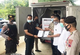 Sebanyak 5.880 vaksin virus corona (Covid-19) akhirnya tiba di Kabupaten Pekalongan, Minggu (24/1). Kedatangan vaksin Sinovac tersebut dikawal oleh anggota Kepolisian sebagai jaminan keamanan mulai dari pengambilan di Gudang Farmasi Dinas Kesehatan Provinsi Jawa Tengah, hingga tiba di Gudang Farmasi Dinas Kesehatan Kabupaten Pekalongan.