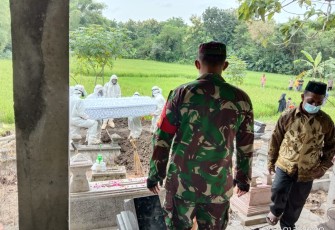 Babinsa Desa Sambi Koramil 10/Sambi Kodim 0724/Boyolali Sertu Dwi Haryanto melaksanakan pendampingan kegiatan pemakaman secara protokol kesehatan