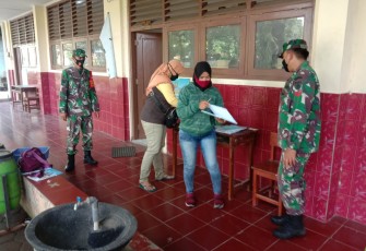 Babinsa Koptu Tito adakan pengecekan tentang penerapan Pemberlakuan Pembatasan Kegiatan masyarakat (PPKM) 