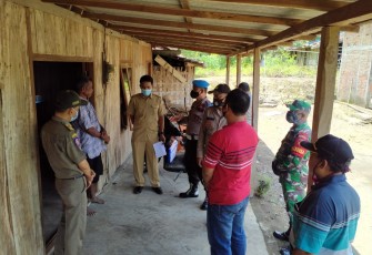 Sertu Jon Malelak anggota Koramil 14/Mondokan bersama anggota Polsek, Sekcam dan Kasi Trantib Kecamatan Mondokan melaksanakan Operasi Pembatasan Sosial Berskala Besar (PSBB) di wilayah Kecamatan Mondokan Kab.Sragen