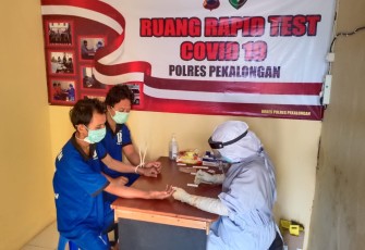 Tahanan baru yang hendak masuk kerutan Polres Pekalongan harus menjalani sejumlah pemeriksaan, termasuk harus melakukan rapid tes terlebih dahulu guna untuk  memastikan bahwa tahanan dalam kondisi sehat.
