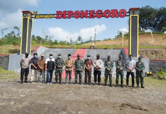 Pangdam IV Diponegoro Mayjend TNI Bhakti Agus Fadjari foto bersama setelah menandatangani prasasti hasil pembangunan Karya Bakti Serbuan Teritorial Korem 071/Wijayakusuma