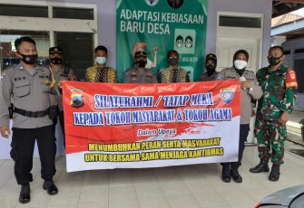 Babinsa Mojorejo Koramil 02/ Karangmalang Serma Budi Santoso bersama Team Satbinmas Polres Sragen melaksanakan kegiatan Patroli sekaligus Silaturahmi dan tatap muka kepada tokoh masyarakat dan tokoh agama serta monitoring Posko Siaga Percepatan penanganan Covid-19 desa Mojorejo bertempat di balai desa Mojorejo Kecamatan Karangmalang Kabupaten Sragen, Rabu, (27/01/2021).