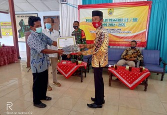 Babinsa Koramil 01/Sragen Kodim 0725/Sragen Serka Eko Siswanto menghadiri undangan pelantikan perangkat RT dan RW Desa Kedungupit Periode 2018-2021 , Rabu (27/01/2021).