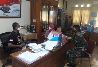 Babinsa Joyontakan Koramil 03 Serengan Kodim 0735 Surakarta Melaksanakan pengecekan dan mediasi atas laporan warga binaan khususnya di Rt.05/II, Kel. Joyotakan yang menolak berdirinya pedagang Kaki Lima Warung Mie & Bakso di Jl. Rebab Rt.05/II, (29/01) 