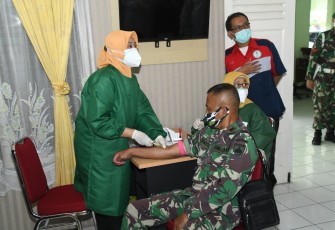 Prajurit Kodam IV/Diponegoro yang telah dinyatakan sembuh dari Covid-19 mengikuti screening untuk mendonorkan plasma darahnya di Rumah Sakit Tk III Bhakti Wira Tamtama Semarang, Jl. DR. Sutomo No.17, Kota Semarang. Jum’at (29/01/2021)