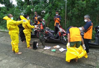 Anggota Koramil 17/Sidoharjo dan Polsek Sidoharjo bersinergi berikan pendampingan serta pengamanan dalam pemakaman jenazah dengan standar Covid-19 yang berada di wilayah Kecamatan Sidoharjo.