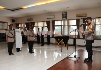 Kapolres Kendal AKBP Raphael Sandhy Cahya Priambodo, S.I.K. memimpin serah terima jabatan (sertijab) Kapolsek Gemuh yang digelar di Aula Polres Kendal, Rabu (27/1/2021).