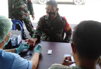 Personel Kodim 1310/Bitung Jemput Bola Lakukan Rapid Test Covid-19