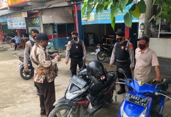 Enam Personel Sat Sabhara Polres Pringsewu Beri Imbauan Warga Patuhi Prokes Covid-19