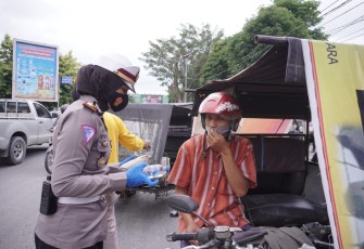 Kasat Lantas Bagikan Masker dan Nasi Bungkus