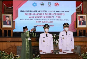 Upacara pengambilan sumpah jabatan dan pelantikan Walikota dan Wakil Walikota Solo periode 2021-2026 di Gedung Graha Paripurna DPRD Surakarta