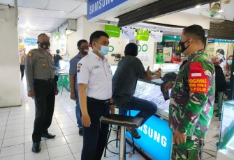Babinsa Kelurahan Kemlayan Koramil 03 Serengan Kodim 0735 Surakarta Koptu Catur Handoko Melaksanakan Pengecekan PPKM Bersama Bhabinkamtibmas Aiptu Sarjono dan Securit di Matahari Singosaren Plaza 