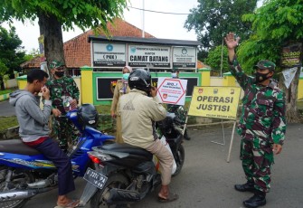 Petugas gabungan dari TNI - Polri dan Kecamatan menjaring sejumlah belasan pengendara sepada motor dan para sopir yang tidak mengenakan masker.