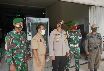 Kodim 0736/Batang, Polres dan Disperindag kembali membagikan masker ke sejumlah pasar di Kota Batang.