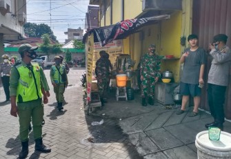 Bati Komsos Koramil 03/Serengan Kodim 0735 Surakarta Pelda Tukiman bersinergi dengan Polsek Serengan dan Linmas adakan Operasi Yustisi yang dipimpin oleh AKP Didik Noer Tjahyo Wakapolsek Serengan, (02/02) 
