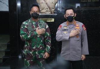 Kapolri Jenderal Listyo Sigit Prabowo foto bersama Kepala Staf Angkatan Darat (KSAD) Jenderal TNI Andika Perkasa, Selasa (2/2/2021)