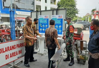 Serda Hidayat Kurniawan selaku Babinsa Kelurahan Sudiroprajan Koramil 04 Jebres Kodim 0735/Surakarta bersama instansi terkait bangun kesadaran para pedagang dan pengunjung pasar agar tetap konsisten dalam menjalankan protokol kesehatan diwilayah Pasar Gede Jl Urip Sumoharjo Kecamatan Jebres Kota Surakarta