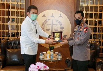 Jaksa Agung RI ST Burhanuddin Menerima Cindera Mata Dari Kapolri Jenderal Listyo Sigit Prabowo di Kantor Kejaksaan Agung 