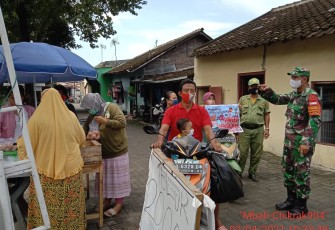 Babinsa kelurahan Sangkrah Koramil 05/Pasar Kliwon Kodim 0735/Surakarta Serda Eko bersama dengan Linmas melaksanakan Pengecekan dan himbauan protokol kesehatan (Protkes), dan Pemberlakuan Pembatasan Kegiatan Masyarakat ( PPKM ) di wilayah RT 01 RW 01 Kelurahan Sangkrah Kecamatan Pasarkliwon. 