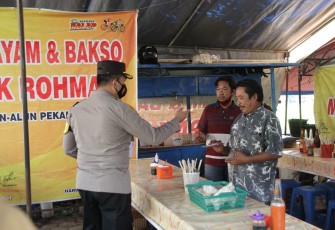 Kapolresta Pekalongan memberikan masker kepada masyarakat yang tidak mematuhi protokol kesehatan