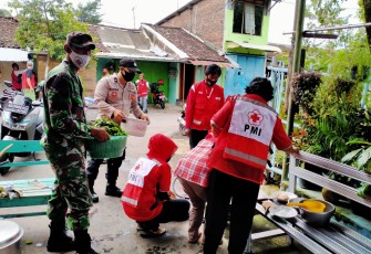 Babinsa Kelurahan Nusukan Koramil 02/Banjarsari kodim 0735/Surakarta Serka M.Nasirin dan Sertu Supadmo bersinergis Dengan Bhabinkamtibmas  Aipda Mujiono dan Tim Sibat kelurahan dan satgas Covid 19 Kelurahan Nusukan kelola Dapur umum dan mendistribusikan logistik kepada Warga yang sedang melaksankan isolasi Mandiri di Balai RW 13 Kelurahan Nusukan Kecamatan Banjarsari , Surakarta Sabtu (6/2/2021).