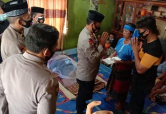 Kapolres Tebing Tinggi AKBP Agus Sugiyarso SIK Yang Diwakili Wakapolres Kompol Sarponi Melayat ke Rumah Duka