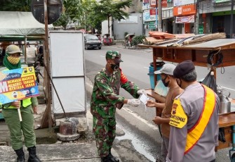 Babinsa Kelurahan Sriwedari Koramil 01/ Laweyan Kodim 0735/Surakarta Sertu Widodo dan Kopka Subiyanto, bersama Bhabinkabtibmas Aiptu Tatang membagikan masker kepada masyarakat
