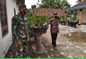 Serma Suharyono Babinsa  Desa Banyurip koramil 09/sambungmacan melaksanakan komunikasi sosial  dengan  Bapak Rohmad  warga Dukuh. Depokan  RT. 06 Desa Banyurip.