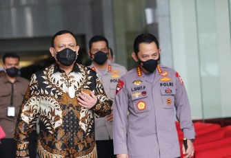 Kapolri Jenderal Listyo Sigit Prabowo melaksanakan kunjungan kerja ke kantor Komisi Pemberantasan Korupsi (KPK) dalam rangka silaturahmi usai dilantik sebagai Kapolri yang baru.
