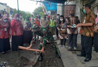 Kodim 0735/Surakarta bekerja sama dengan pemerintah kota Surakarta melaksanakan kegiatan pembukaan Karya Bakti Daerah Tahap I Kelurahan Gandekan Kecamatan Jebres Kota Surakarta Tahun 2021
