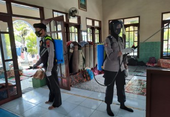 Polres Pekalongan Kota bekerja sama dengan Palang Merah Indonesia (PMI) Cabang kota Pekalongan menggelar penyemprotan disinfektan 