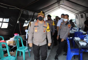 Kapolda Jawa Tengah Irjen Pol Drs Ahmad Lutfi Siang ini mengunjungi posko siaga bencana banjir dan dapur umum  di kelurahan Kaligawe Kecamatan Gayamsari, Semarang jumat (12/2/2021).