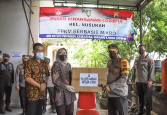 Kapolda Jawa Tengah Irjen Pol Drs. Ahmad Lutfhi, S.H., S.St., M.K memberikan bantuan masker kepada petugas Posko PPKM di Kelurahan Gandekan, Kecamatan Jebres dan Kelurahan Nusukan, Kecamatan Banjarsari Kota Surakarta