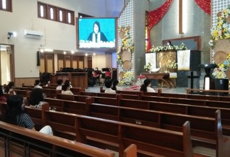 Babinsa Kelurahan Jayengan Koramil 03 Serengan Kodim 0735 Surakarta Sertu Rohmad Melaksanakan Pengamanan dan pengecekan Edukasi Penerapan Pemberlakuan Pembatasan Kegiatan Masyarakat (PPKM) kegiatan Kebaktian Mingguan Tahun 2021 melalui (Live Streaming ) bertempat di GKJ Coyudan Jln. Dr. Rajiman No.125 Kelurahan Jayengan Kecamatan Serengan Kota Surakarta,