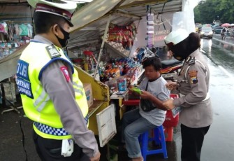 Tim Gabungan yang terdiri dari TNI Polri dan Satpol PP terus berikan edukasi kepada masyarakat untuk tetap menerapkan protokol kesehatan