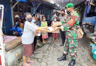 Babinsa Kelurahan Kratonan Koramil 03/Serengan Kodim 0735 Surakarta Serma Yudhi W dan Babinkamtikmas Bribka Danar Polsek Serengan Melaksanakan Sosialisasi PPKM berbasis Mikro dan bagi-bagi Masker di wilayah binaan