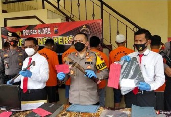 Satuan Reserse Kriminal (Satreskrim) Polres Blora Polda Jawa Tengah dibantu oleh unit reskrim Polsek Blora Japah dan Banjarejo berhasil mengamankan 3 orang pria yang di duga melakukan tindak pidana pencurian dengan kekerasan pada 5 Tempat Kejadian Pekara (TKP) yang berbeda