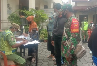 Babinsa Kelurahan Serengan Koramil 03 Serengan Kodim 0735 Surakarta Sertu E Lau We dan Bhabinkamtibmas Bripka Marjono melaksanakan pemantauan dan pengamanan pembagian pencairan Bantuan Sosial Tunai (BST) bertempat digedung Panti Sarojo Kelurahan Serengan Kecamatan Serengan Kota Surakarta
