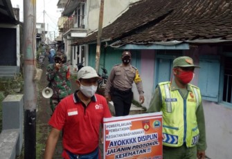 Babinsa Kelurahan Sudiroprajan Koramil 04/Jebres Kodim 0735/Surakarta Serda Hidayat Kurniawan didampingi Bhabinkamtibmas, Linmas dan Sibat yang tergabung dalam Satgas Covid - 19 berbasis Mikro melaksanakan himbauan protokol kesehatan dimasa Pemberlakuan Pembatasan Kegiatan Masyarakat (PPKM) diwilayah Sudiroprajan Jl.Sumase Rw 3 sampai dengan Rw 8 Kelurahan Sudiroprajan Kecamatan Jebres Kota Surakarta.