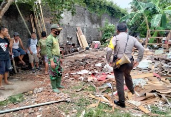 Babinsa Kelurahan Jagalan Koramil 04/Jebres Sertu Lalu Adijaya bersama Bhabinkamtibmas membantu pembersihan puing-puing rumah akibat bencana rumah roboh akibat tingginya curah hujan melanda wilayah Surakarta khususnya Kelurahan Jagalan RT 02/04 Kecamatan Jebres, Selasa (16/2/2021).