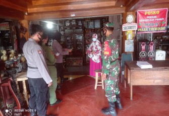 Babinsa Kelurahan Keprabon Koramil 02/Banjarsari Kodim 0735/Surakarta Serda Sugiyanto bersama Rina Andriani Lurah Keprabon dan Aipda Anip Purwanto Bhabinkamtibmas Keprabon melaksanakan pengecekan Posko PPKM