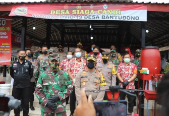 Kapolda Jawa Tengah, Irjen Pol Ahmad Luthfi meninjau Posko PPKM Skala Mikro di Desa Lerep Kec. Ungaran Barat Kab. Semarang, Salatiga dan Boyolali bersama Pangdam IV Diponegoro Mayjen Inf Bakti Agus Fadjri, Kamis (18/2/2021).
