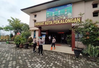 Polres Pekalongan kota, Seksi Pengawasan dan Propam Polres Pekalongan kota menggelar kegiatan pengawasan ruang pelayanan publik, baik itu di Satpas SIM, Samsat dan pelayanan SKCK,  Jum'at (19/2/2021)).