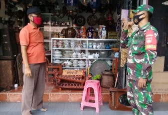 Babinsa Kelurahan Keprabon Koramil 02/Banjarsari Kodim 0735/Surakarta Serda Sugiyanto melaksanakan kegiatan Pemberlakuan Pembatasan Kegiatan Masyarakat (PPKM) bertempat di Pasar Triwindu , jalan Diponegoro kelurahan Keprabon kecamatan Banjarsari kota Surakarta.