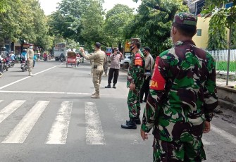 Jln Brigjen Sudiarto depan Kantor pegadaian Kelurahan Joyosuran kecamatan Pasar Kliwon kota surakarta telah dilaksanakan Operasi yustisi gabungan TNI,POLRI dan SATPOL PP kota Surakarta.