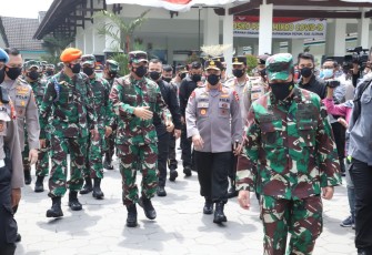 Panglima TNI dan Kapolri Kunjungi Posko PPKM Mikro di Kalurahan Maguwoharjo, Sleman. Yogyakarta.