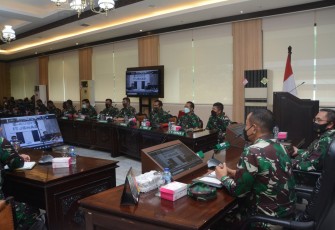 Pangdam IV/Diponegoro Mayjen TNI Bakti Agus Fadjari, S.I.P., M.Si. memimpin acara taklimat akhir pengawasan post audit Itjenad 2021 Kodam IV/Diponegoro di ruang Bina Yudha Makodam IV/Diponegoro, Jl. Perintis Kemerdekaan, Watugong, Semarang. Senin (22/02/2021).