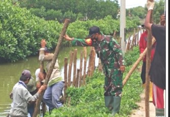 Anggota Koramil 0406/Cikampek Kodim 0604/Karawang monitoring dibantu 7 orang masyarakat mengerjakan pembangunan peningkatan dan pelebaran badan jalan 3 dalam kegiatan Pra TNI Manunggal Membangun Desa (TMMD) ke-110 Kodim 0604/Karawang Tahun Anggaran 2021,Rabu (24/2/2021) 